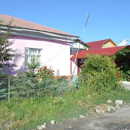 Guest House On Derbisheva Karakol Bagian luar foto